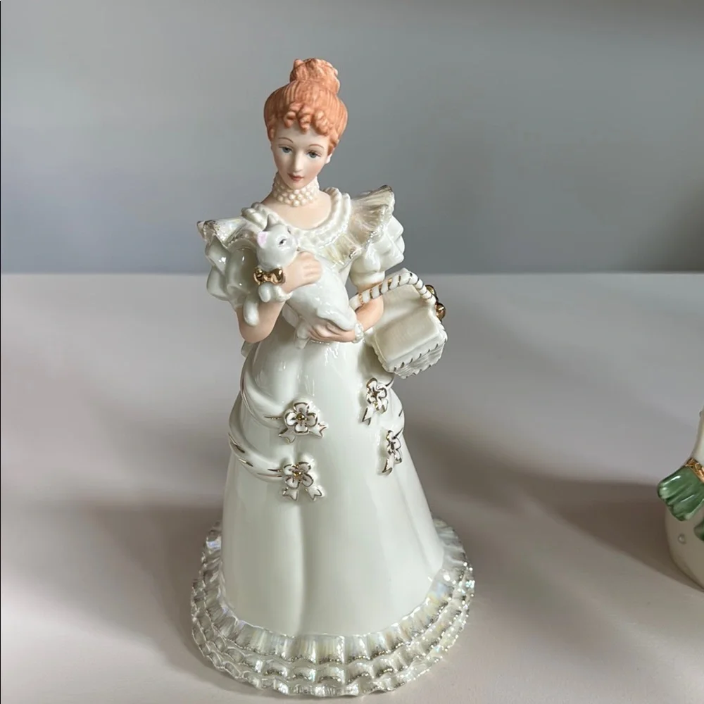 Lennox - Elegant White Ceramic Figurine Set